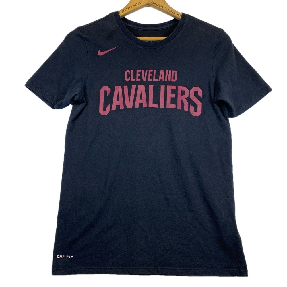 The Nike Tee Dri Fit Cleveland Cavaliers Basketball T-Shirt Gray Mens Small